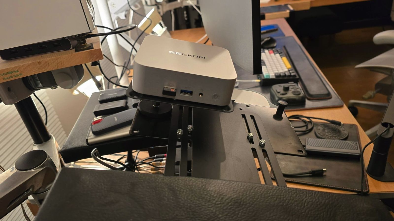 マウントプレートに載せたA6。前面ポートも見える