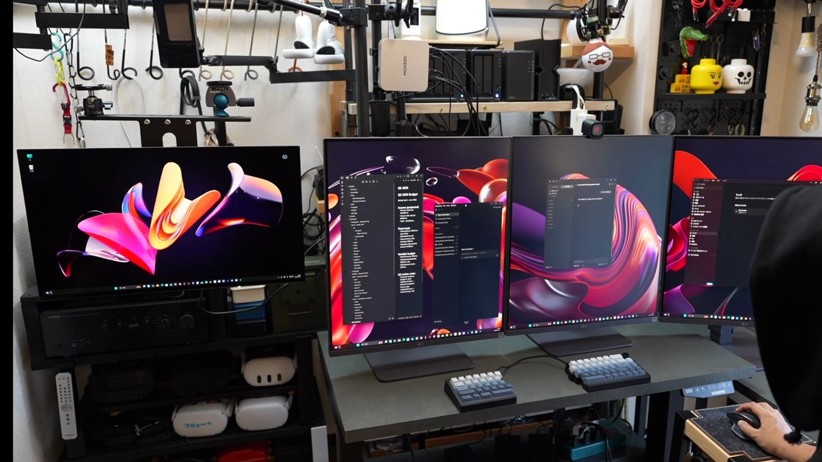 GEEKOM A9 MAX 1台で動かしているマルチディスプレイのデスク全景。ウルトラワイドと縦横に並ぶモニターにカラフルな壁紙とコードエディタが表示されている