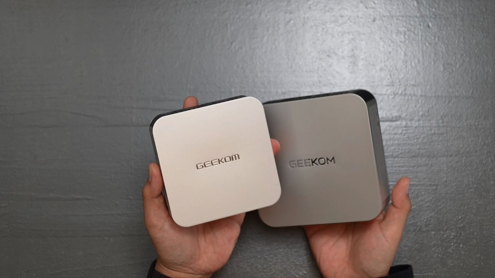GEEKOM A6とA9 MAXの2台を両手に持って並べたサイズ比較カット