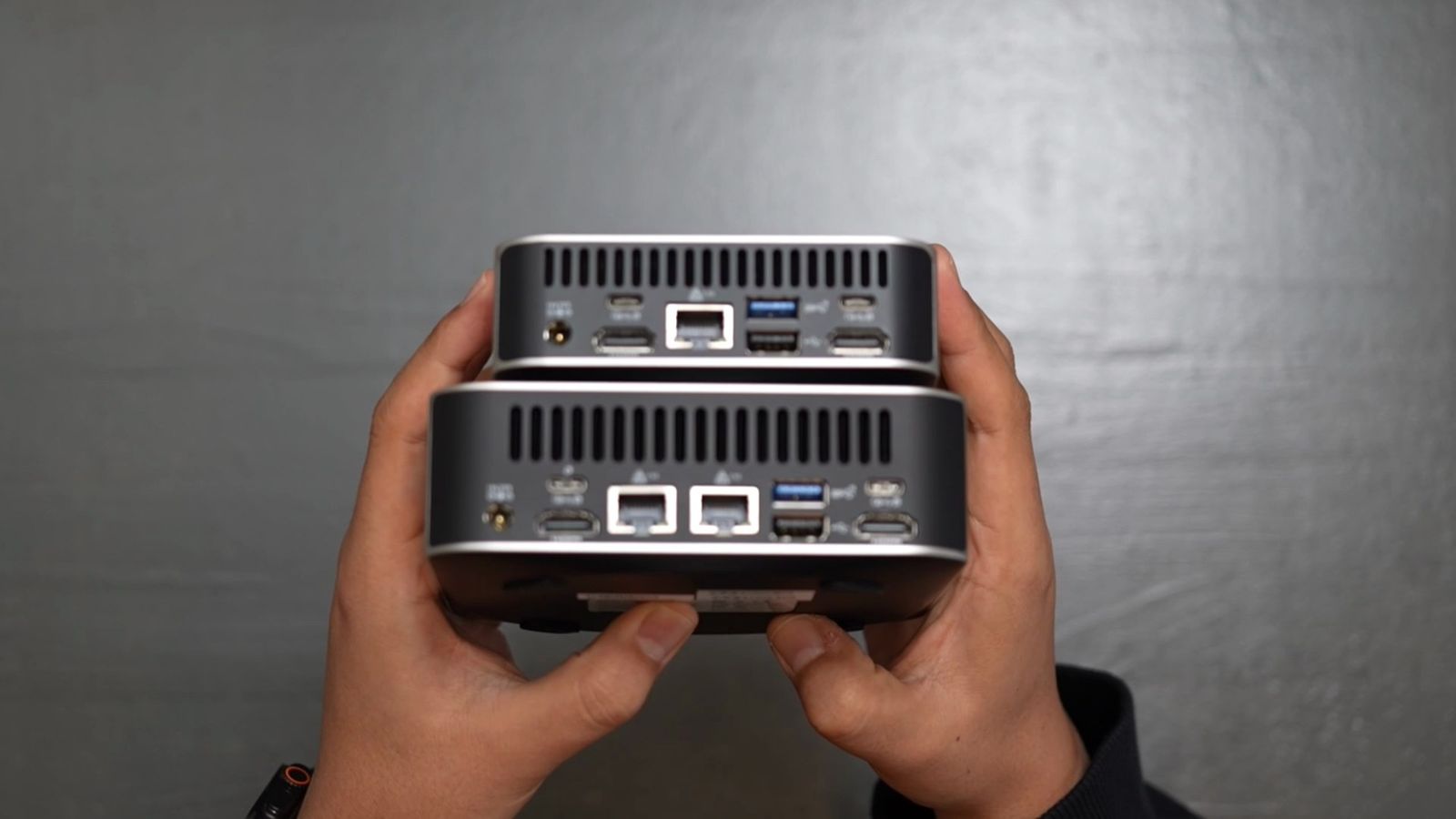 上がGEEKOM A6、下がA9 MAXの背面ポート。A9 MAXはHDMI 2.1×2、USB4×2、2.5GbE×2を搭載