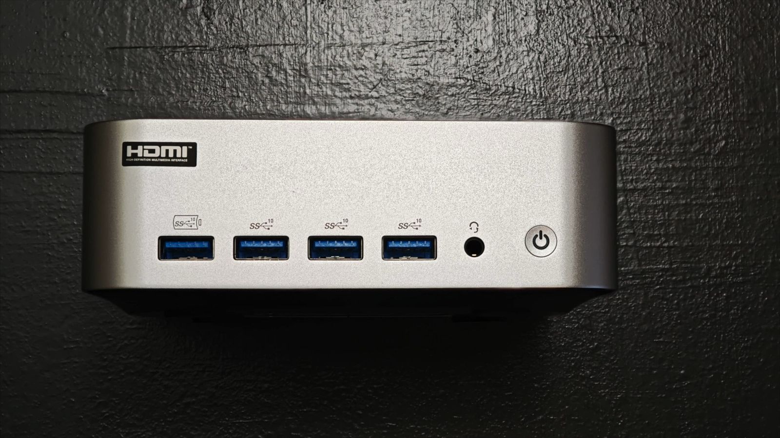 前面のUSB-A×4（10Gbps対応）とイヤホンジャック、電源ボタン
