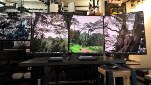 4枚のモニターに1枚の森の写真を横断表示したマルチモニター環境。すべてGEEKOM A9 MAX 1台から出力している