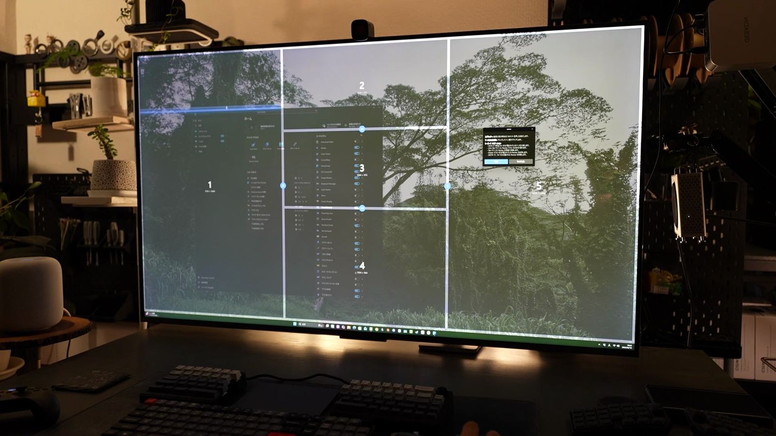GEEKOM A9 MAXに繋いだ大画面ディスプレイでエクスプローラーを複数開いたWindowsの作業画面