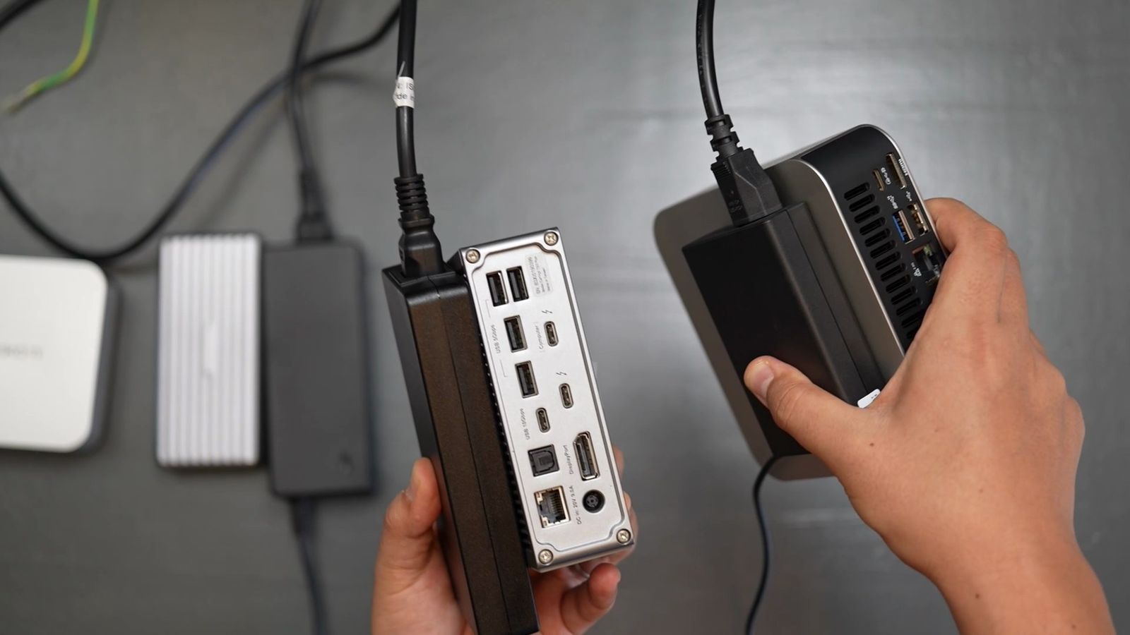 背面のUSB4ポート（PD給電入力対応）にUSB-Cケーブルを接続しているところ