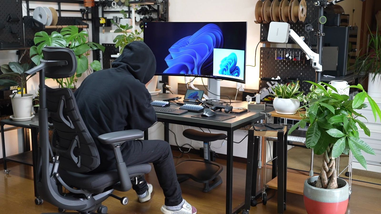 書斎のデスクにGEEKOM A9 MAXをモニターアームへ取り付けて使っている部屋全体の様子