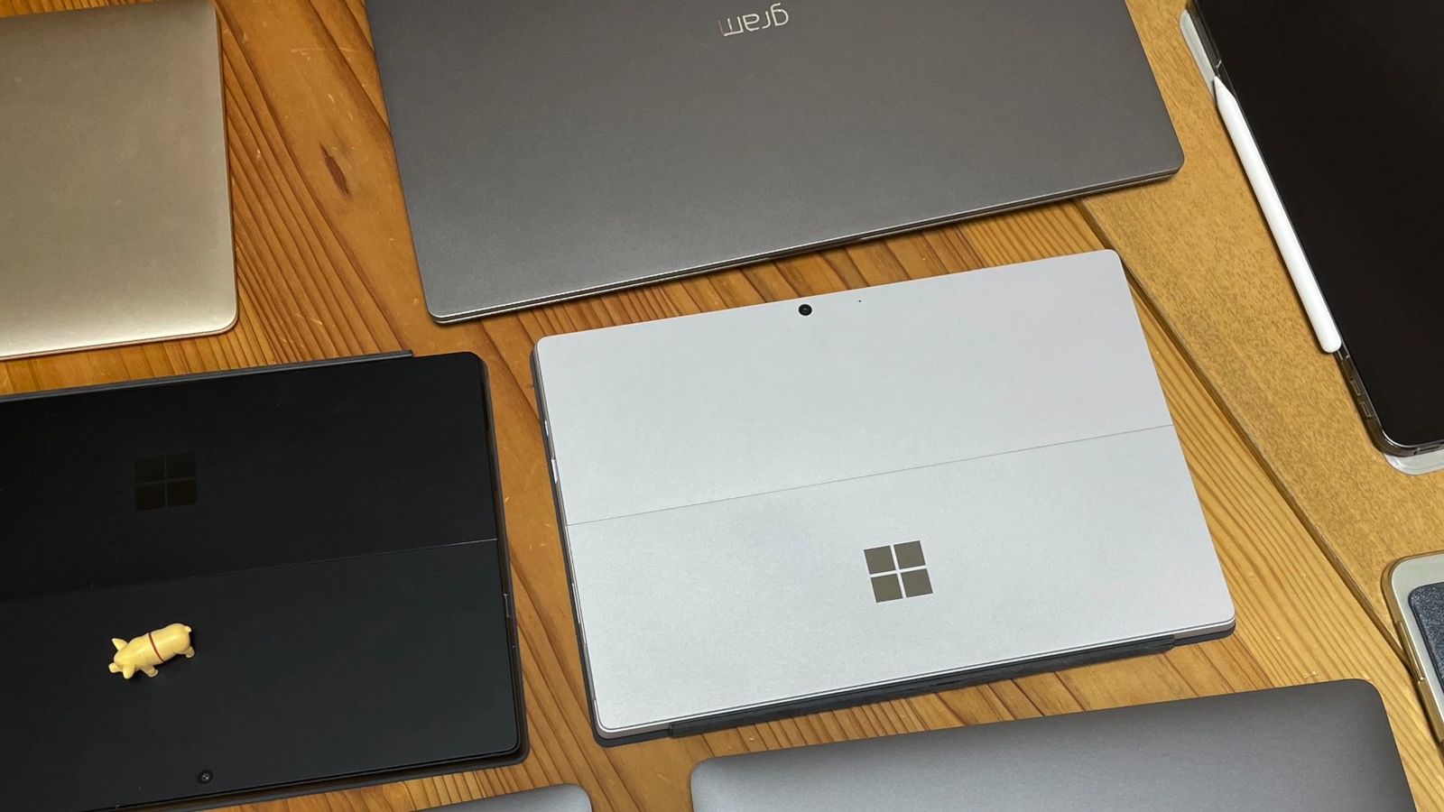 蓋を閉じた状態で机に並べたノートPC・タブレット各種を真上から撮った比較カット