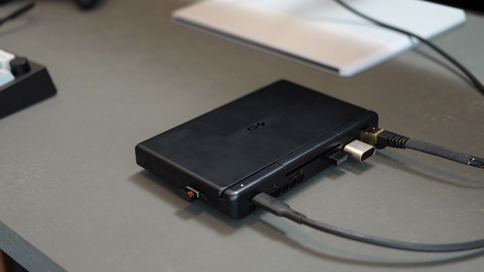 複数のケーブルとUSBドングルを挿したGPD MicroPC 2の側面