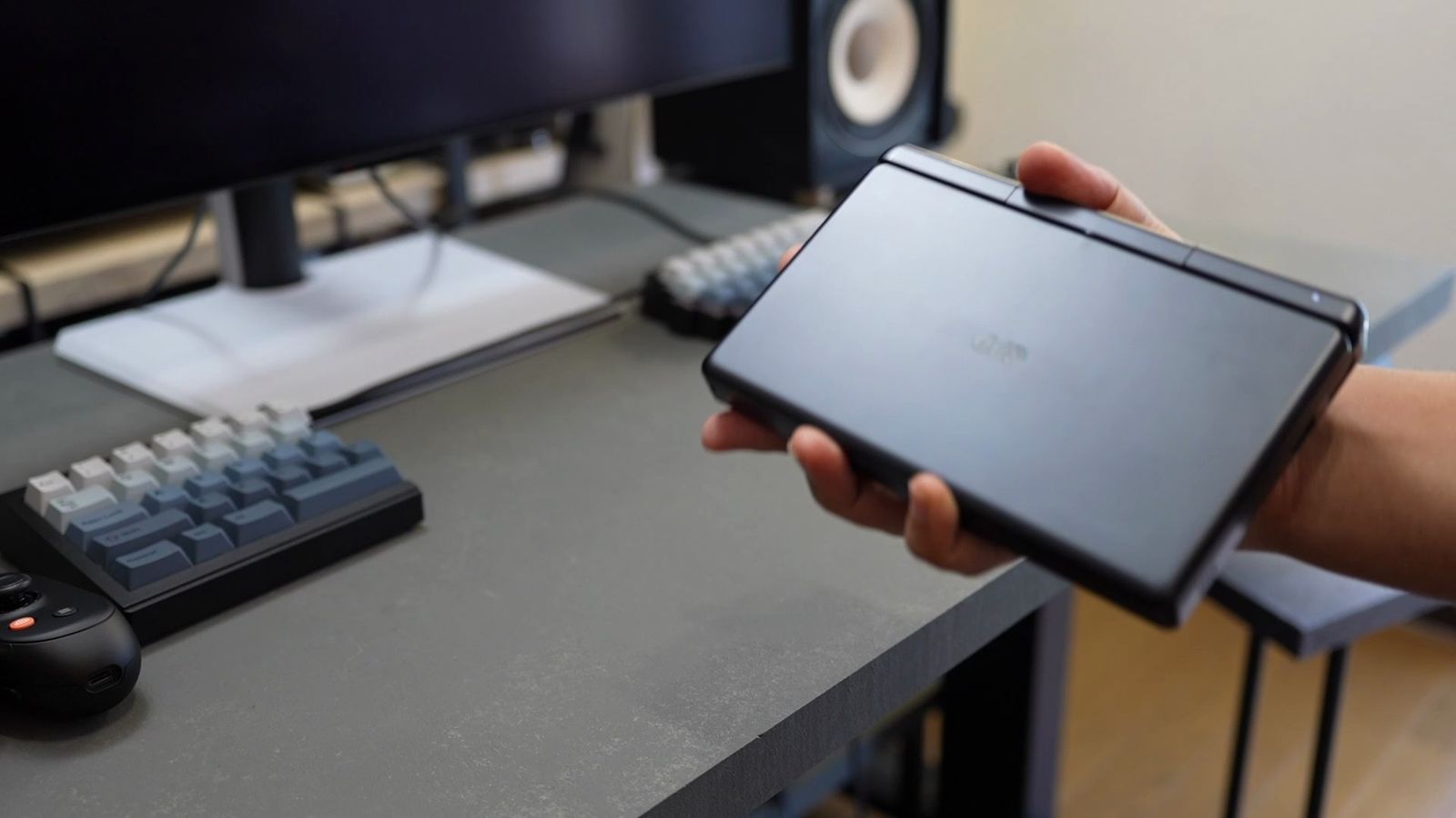 閉じたGPD MicroPC 2を片手で持ち上げたところ