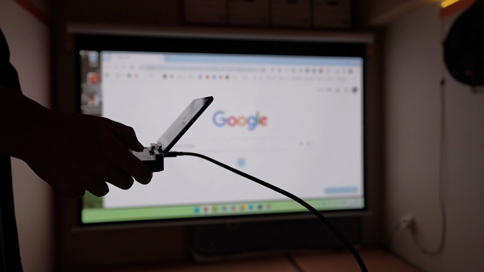 片手で持ったGPD MicroPC 2から、ケーブル1本で大画面にブラウザを映したところ