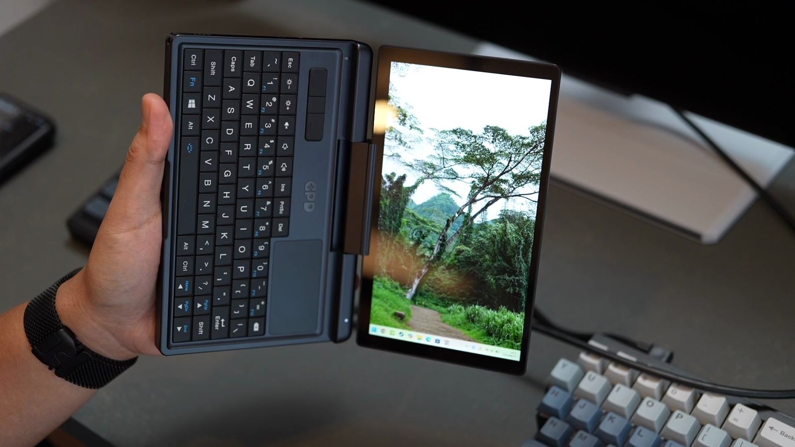 180度に開いたGPD MicroPC 2。フルキーボードとT字ヒンジが見える
