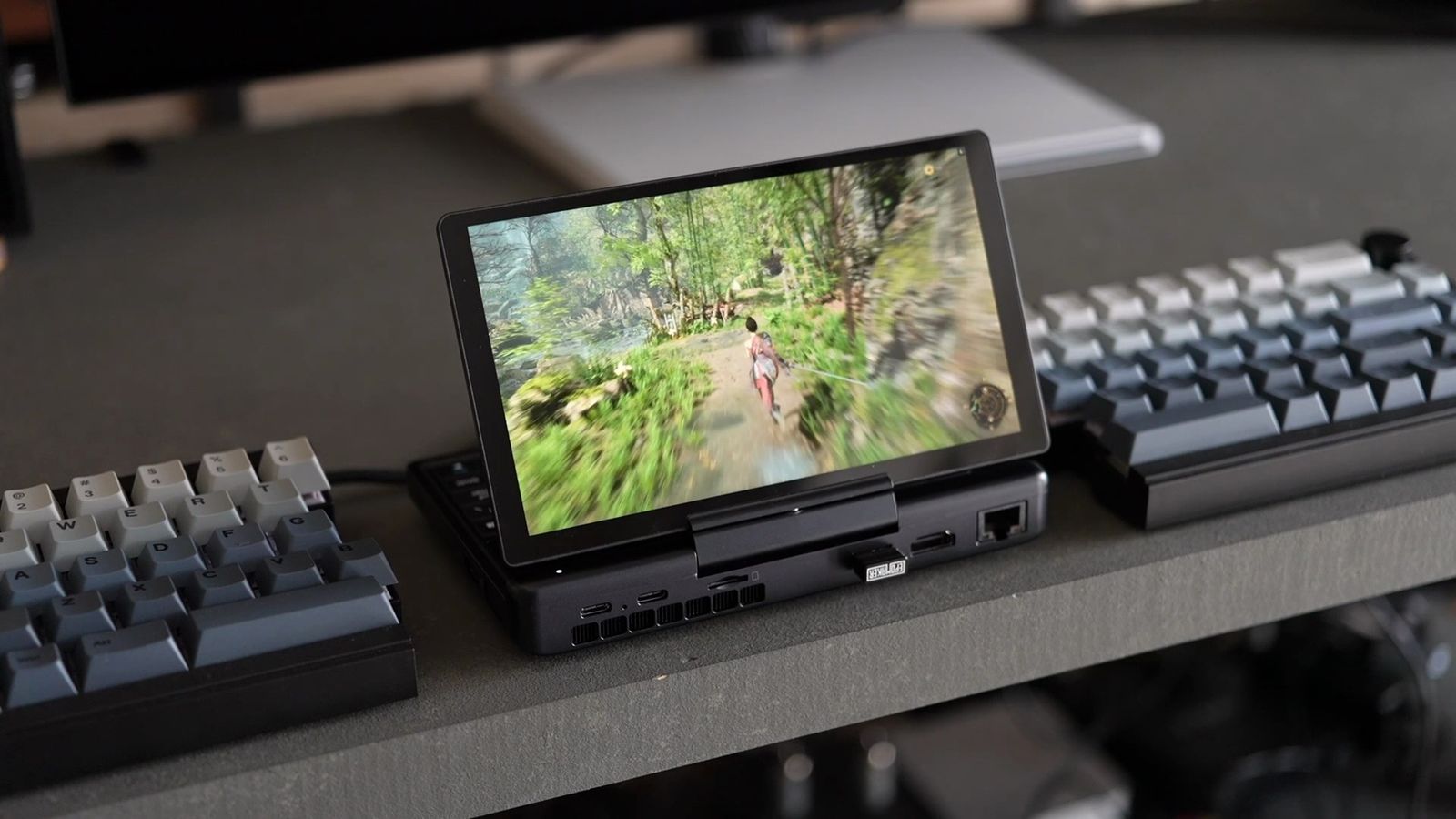 分割キーボードの間に置いたGPD MicroPC 2。側面のポート類も見える