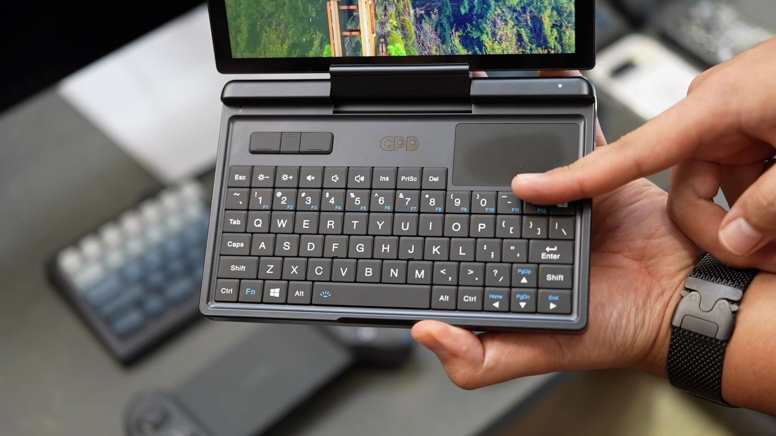 開いたGPD MicroPC 2。手のひらサイズのフルキーボードとタッチパッド