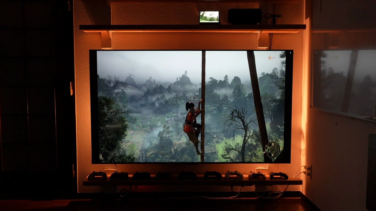 プロジェクターの大画面にゲーム映像を映したホームシアター