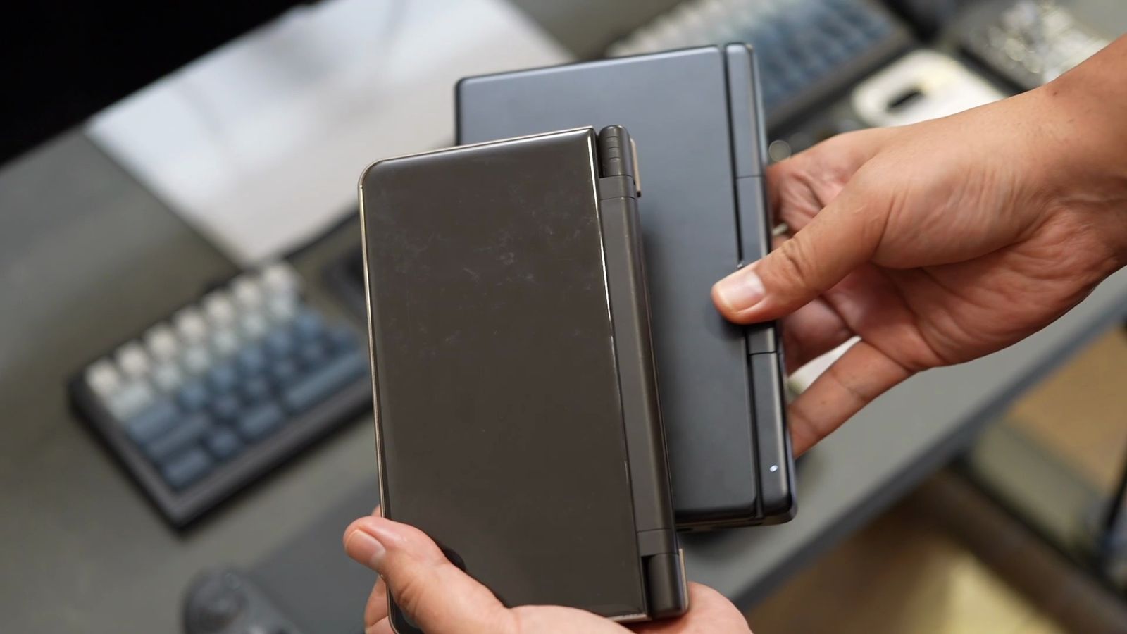 GPD MicroPC 2と携帯ゲーム機を重ねてサイズを比べているところ