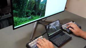 GPD MicroPC 2を分離式キーボードの間に置いた外部モニター作業環境