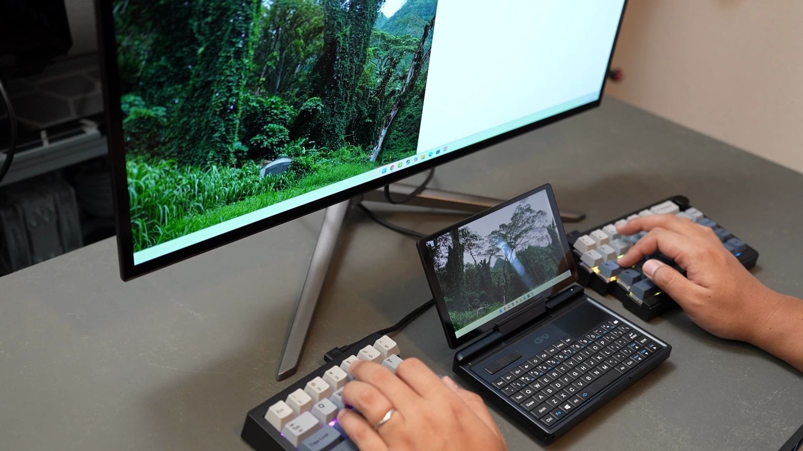 GPD MicroPC 2を分離式キーボードの間に置いた外部モニター作業環境