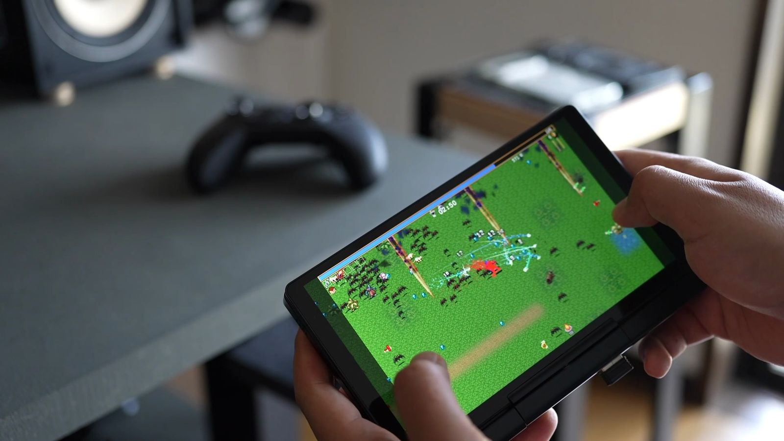 タブレットモードのGPD MicroPC 2を両手で持ってゲームをプレイする