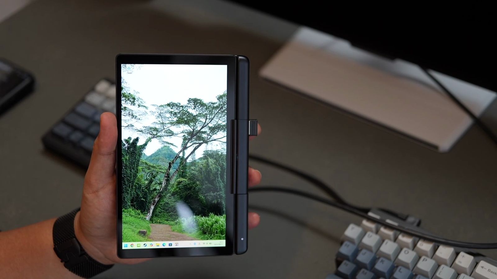 180度回して片手持ちにしたGPD MicroPC 2。縦画面に風景写真を表示