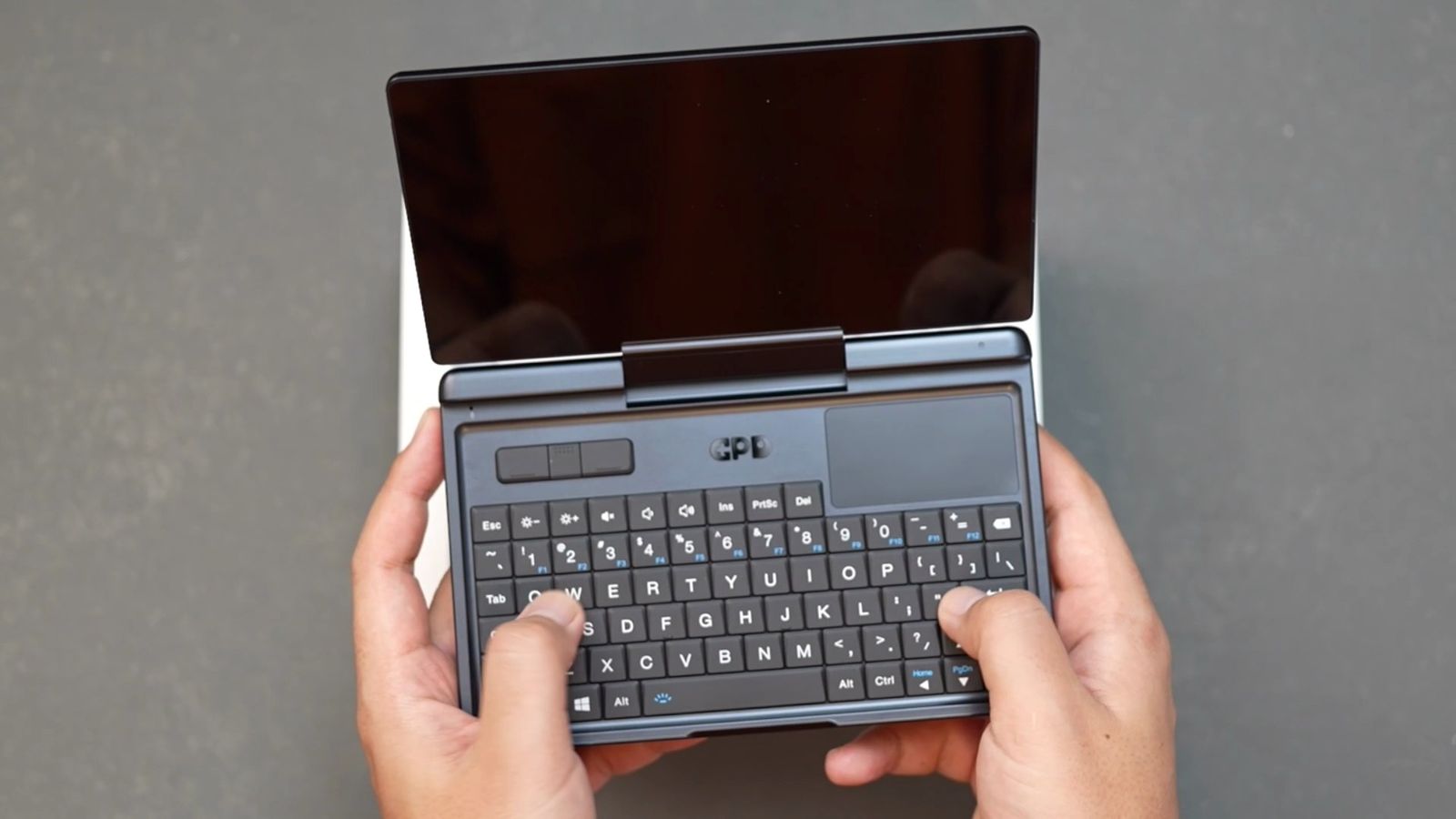 GPD MicroPC 2を両手で包み込み、左右の親指でキーボードを打つ様子