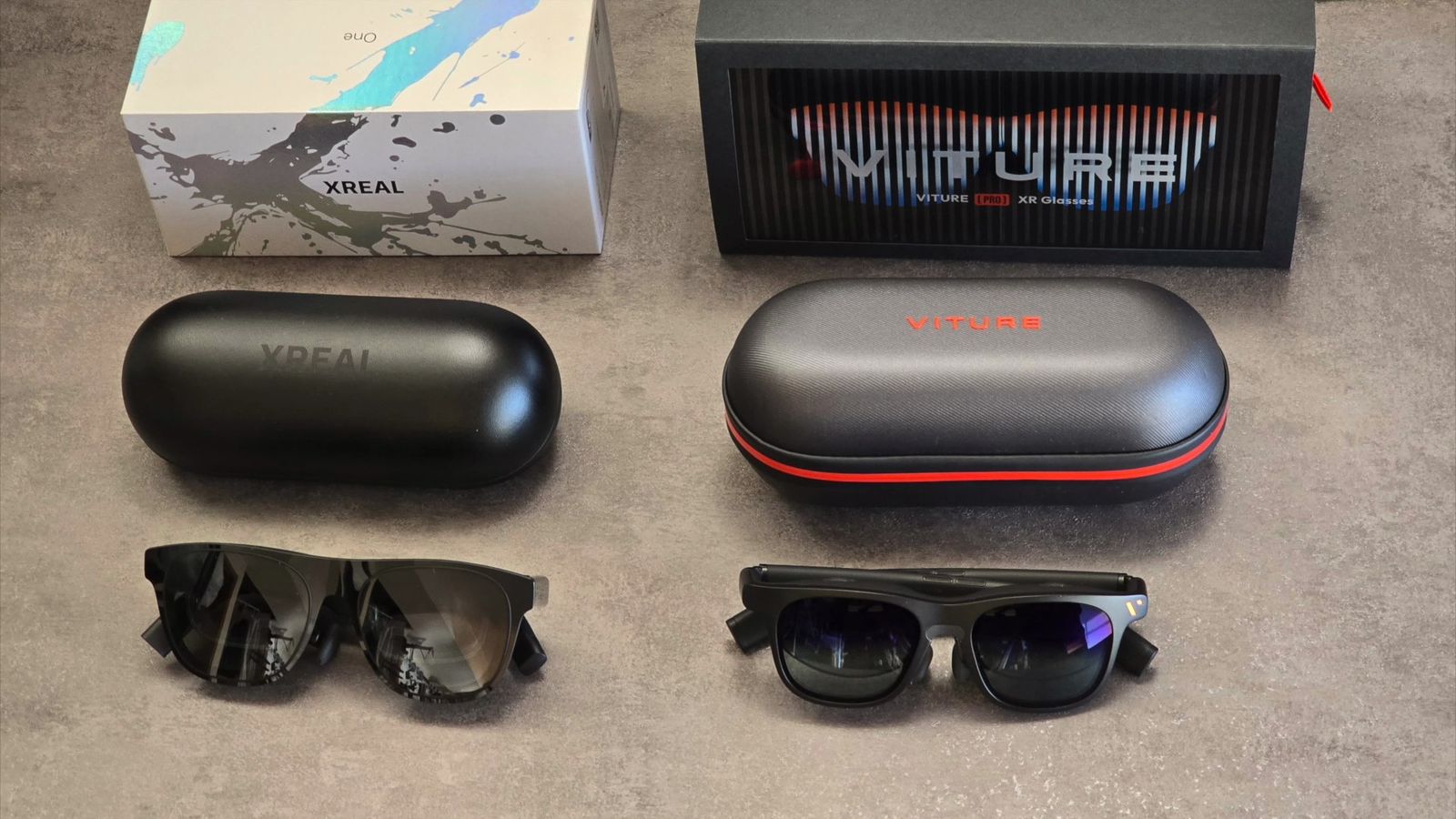 XREAL OneとVITURE ProのXRグラス2種を、箱とケースと並べた物撮り
