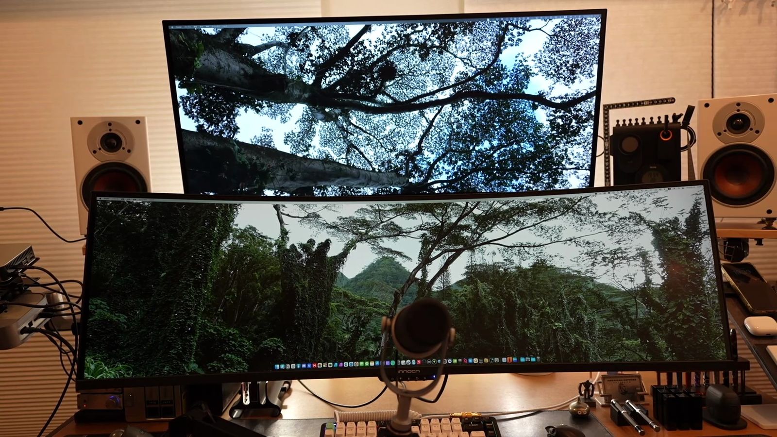 49インチ32:9スーパーウルトラワイドを設置したデスク全景