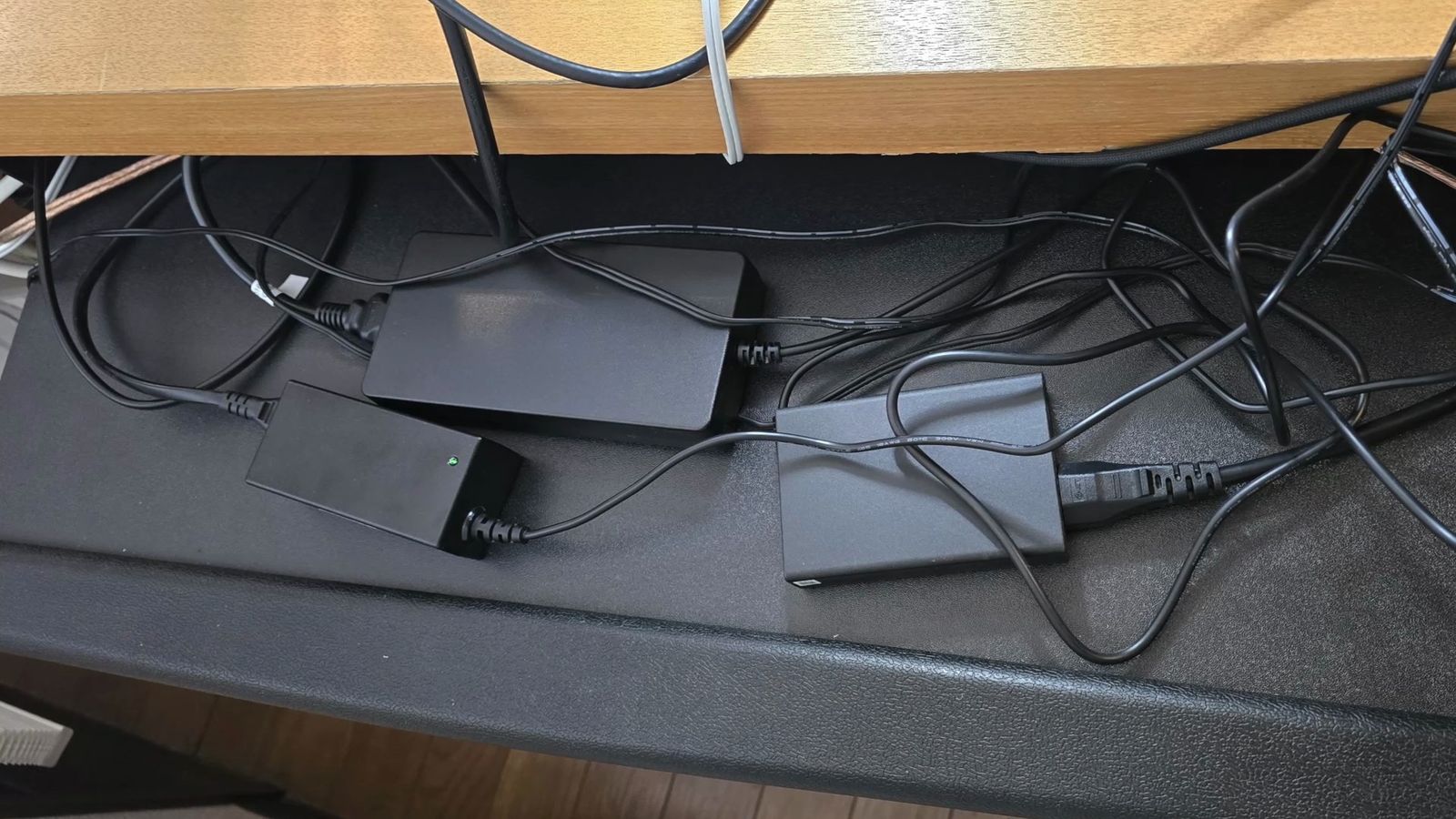 従来環境のACアダプタと配線の束(49C1Rはアダプタ内蔵で不要)