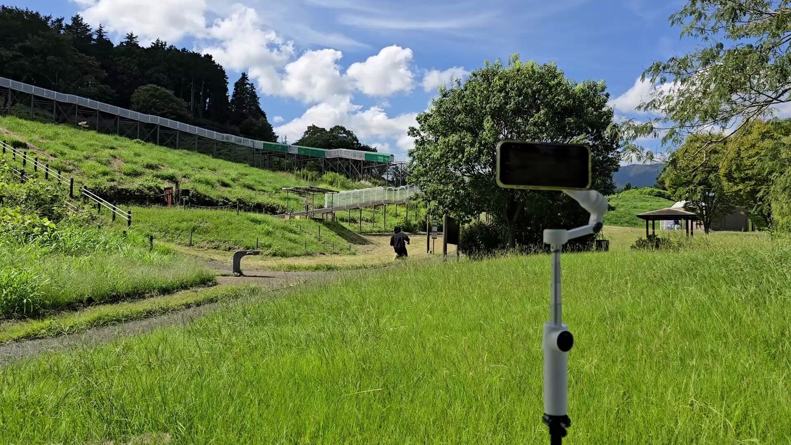三脚で自立させたジンバルが遠く離れた被写体を自動で追い続ける