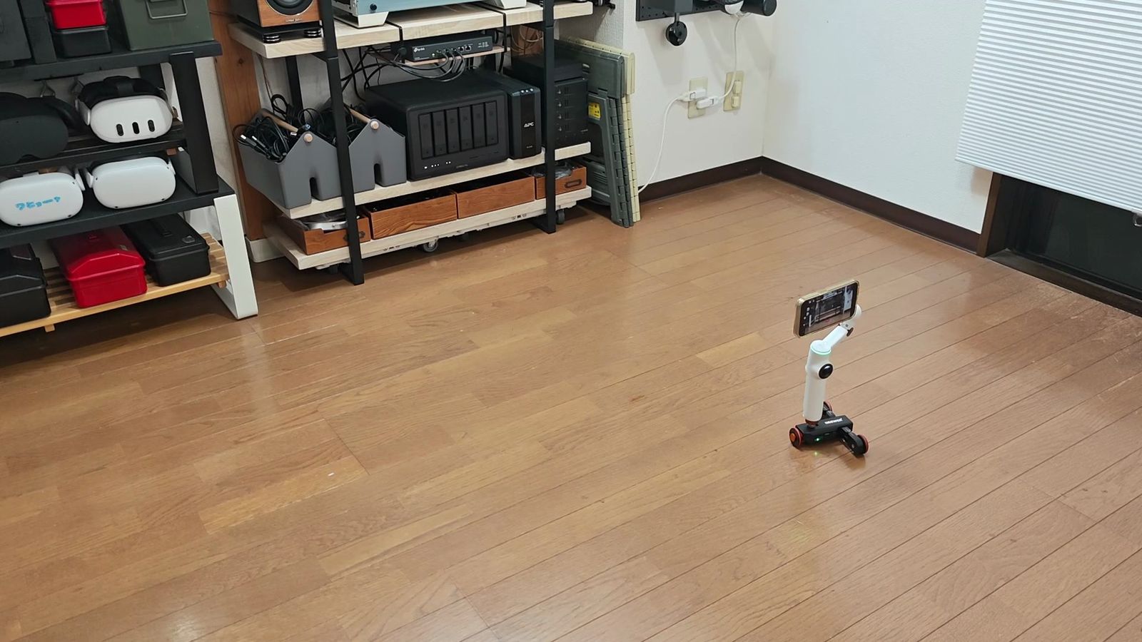 小型カメラドリーに載せてサイドトラッキングショットを撮影