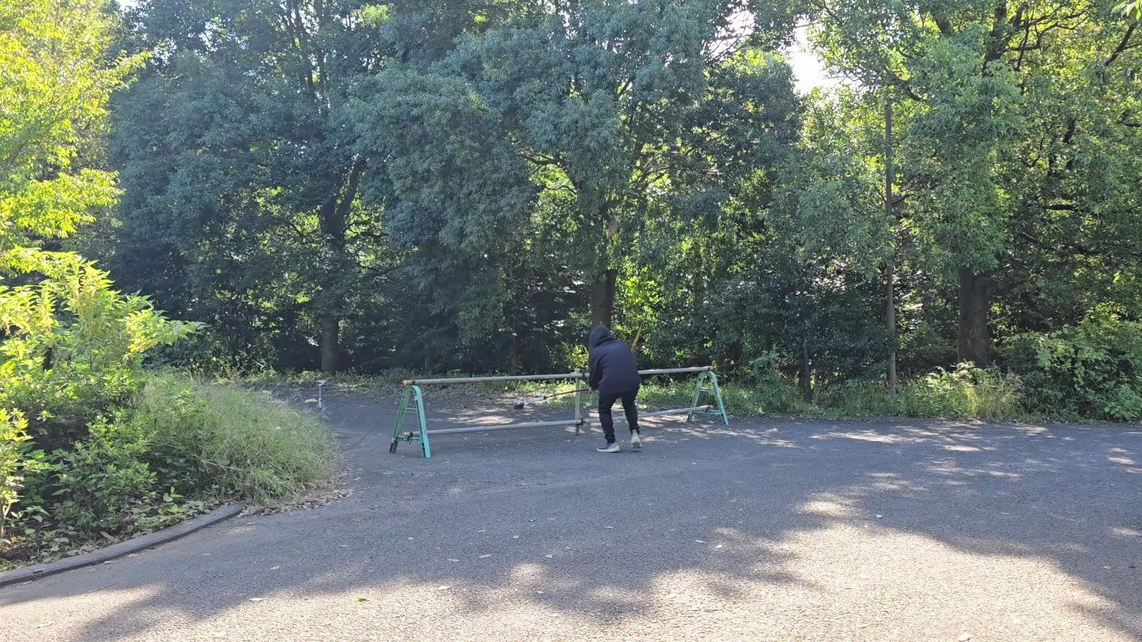 ドローンショット。障害物をくぐって引き抜きながら上昇