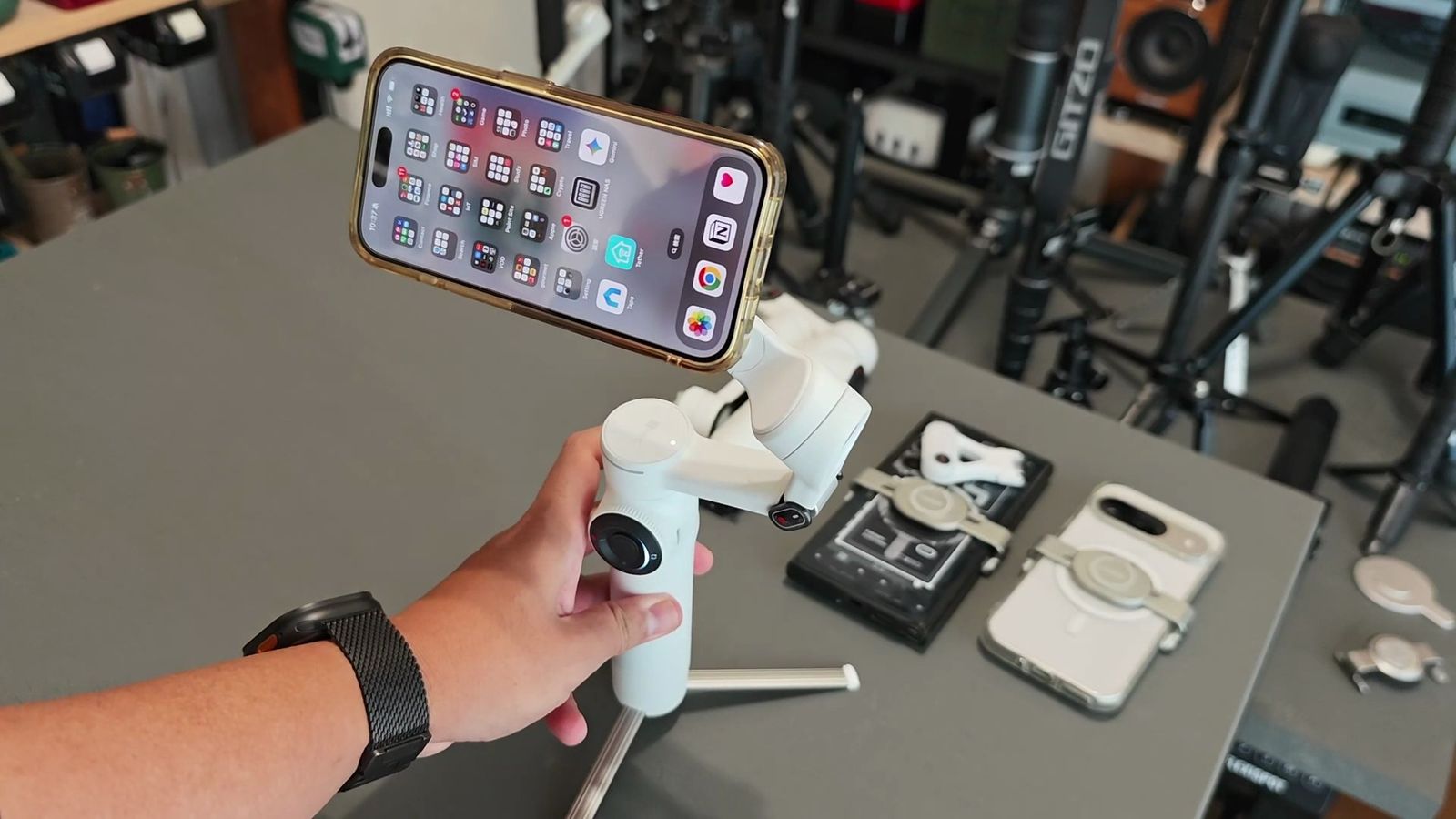 内蔵の三脚足で自立させたFlow 2 Pro