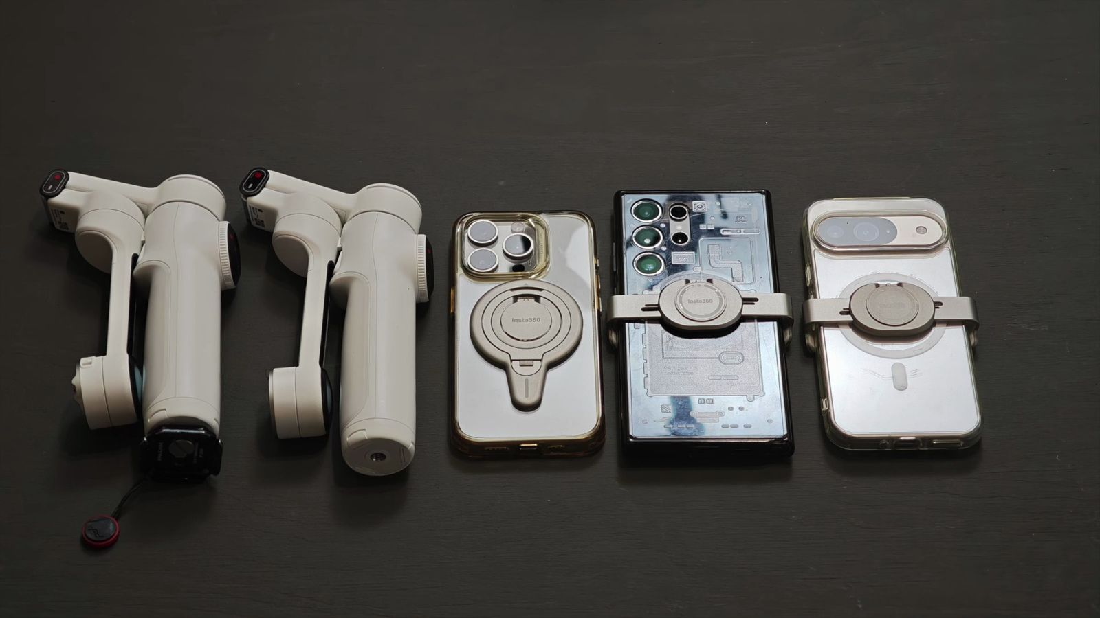 折りたたんだFlow 2 Pro2台と使用したスマホ。手のひらサイズの携帯性