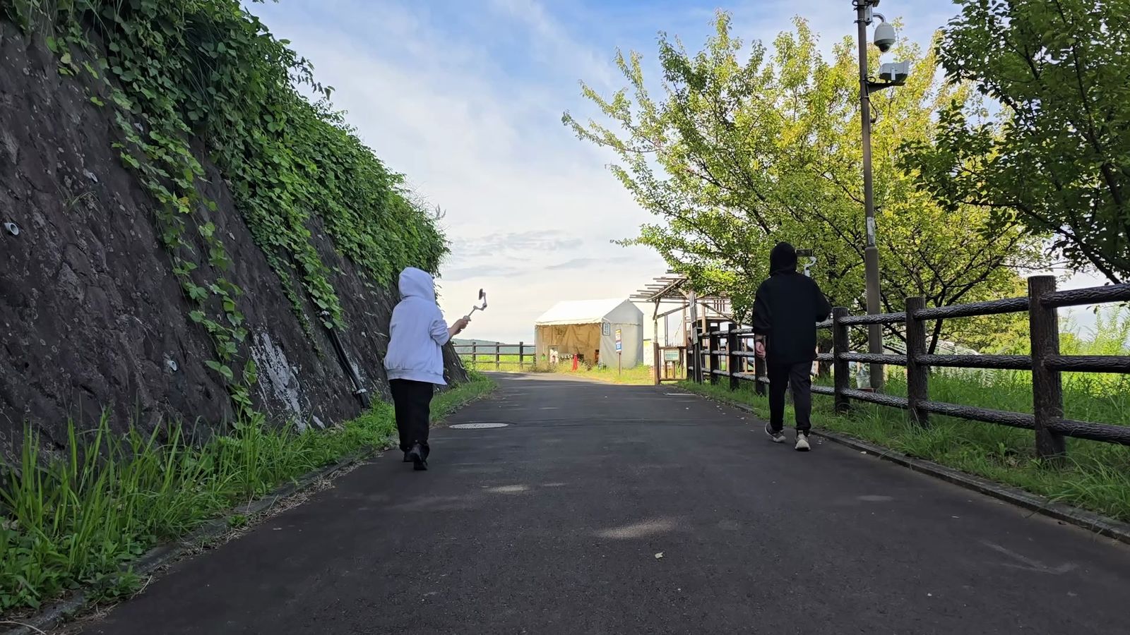 横向きフォローショット。被写体と並走しながら撮影