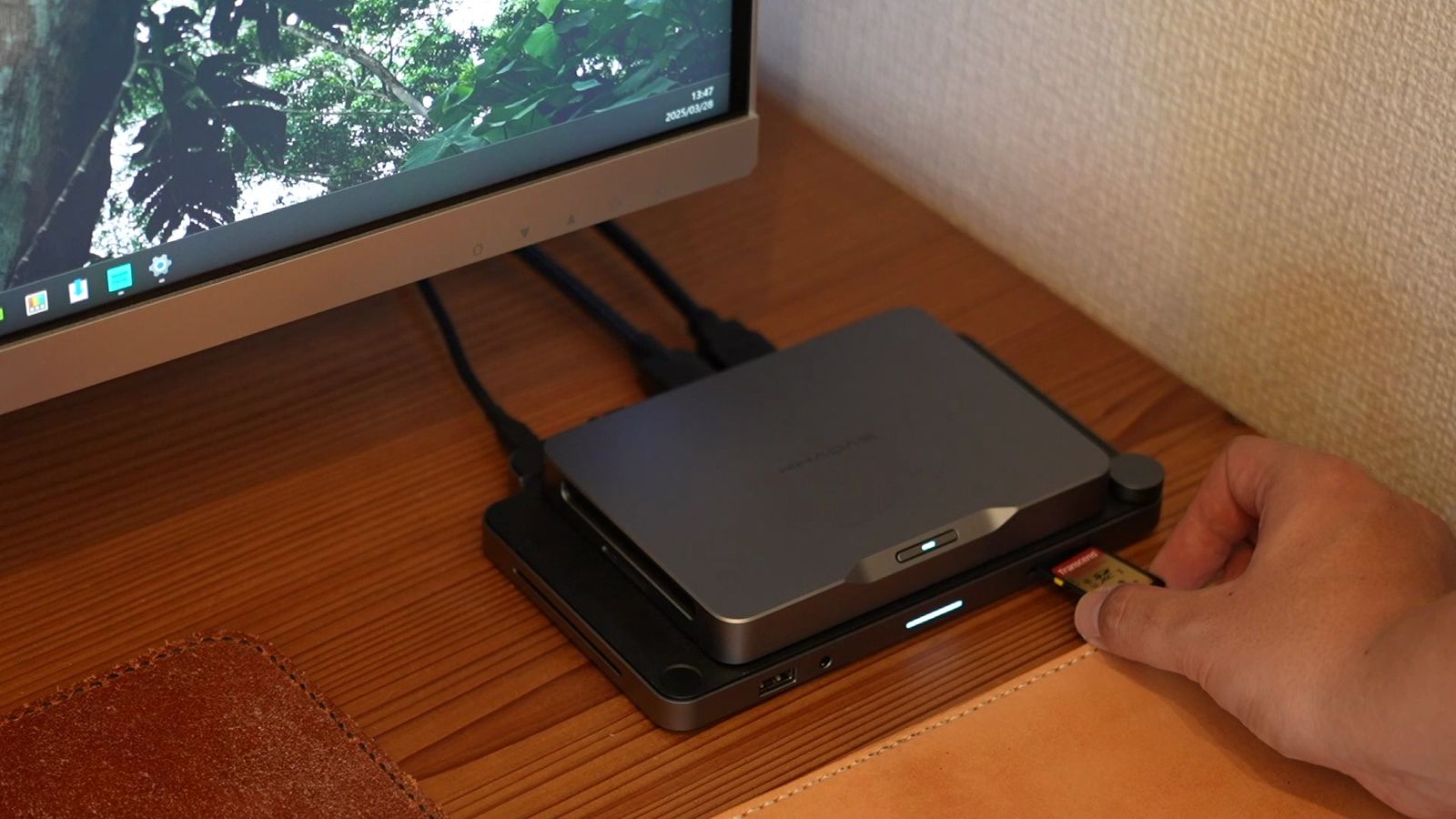 手前のSDカードリーダーが地味に嬉しいMind Dock