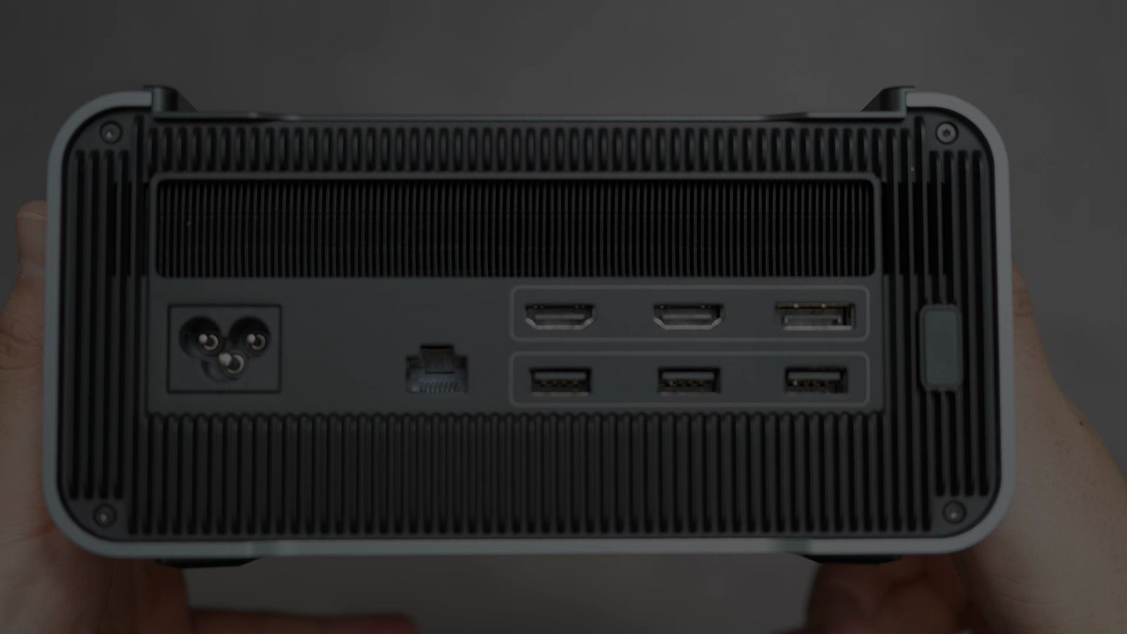 Mind Graphicsの背面。HDMI 2.1a×2とDisplayPort・LAN・USBが並ぶ