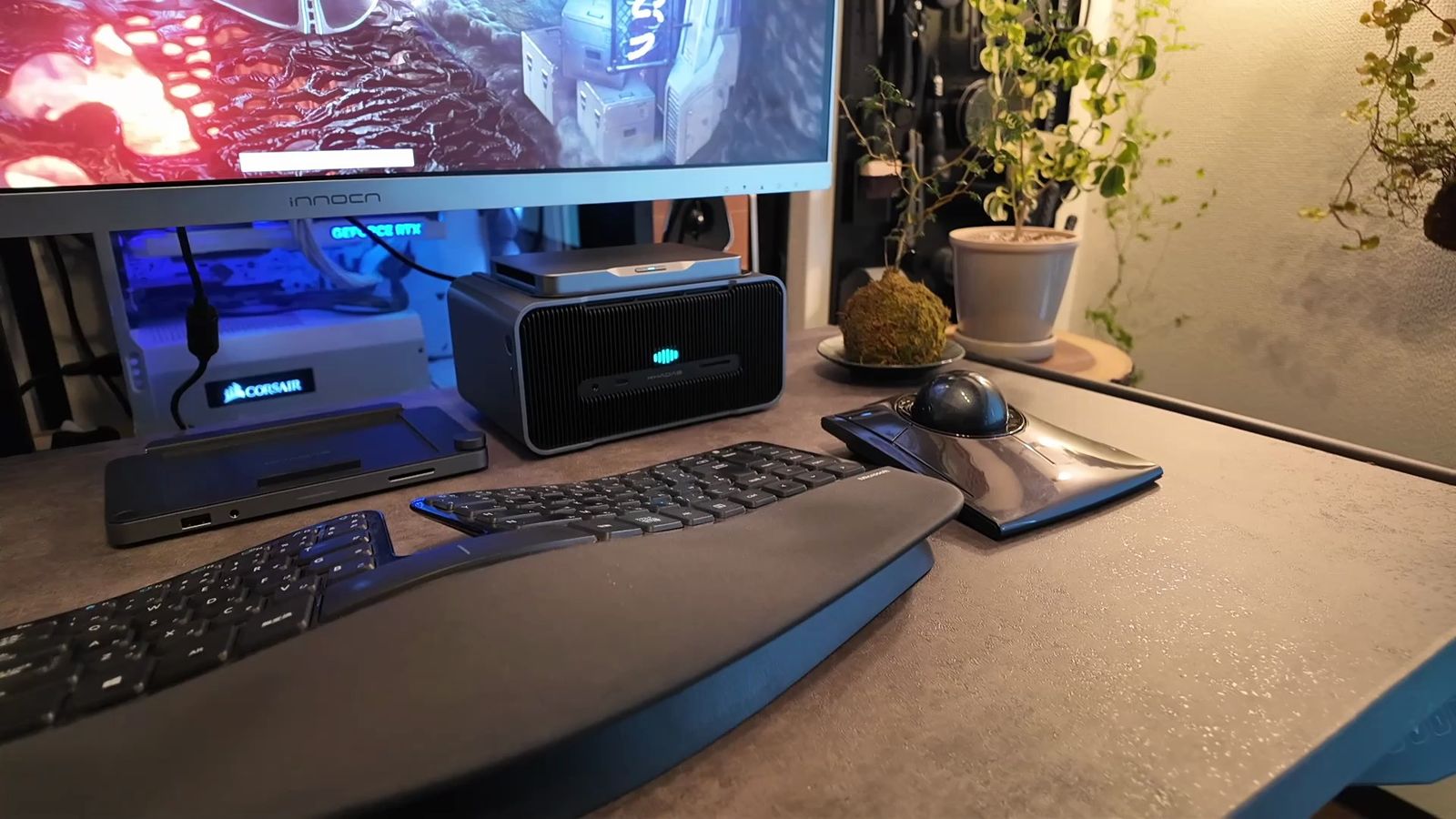 デスクに置いたMind Graphics。約2.6kgの超スリムボディ