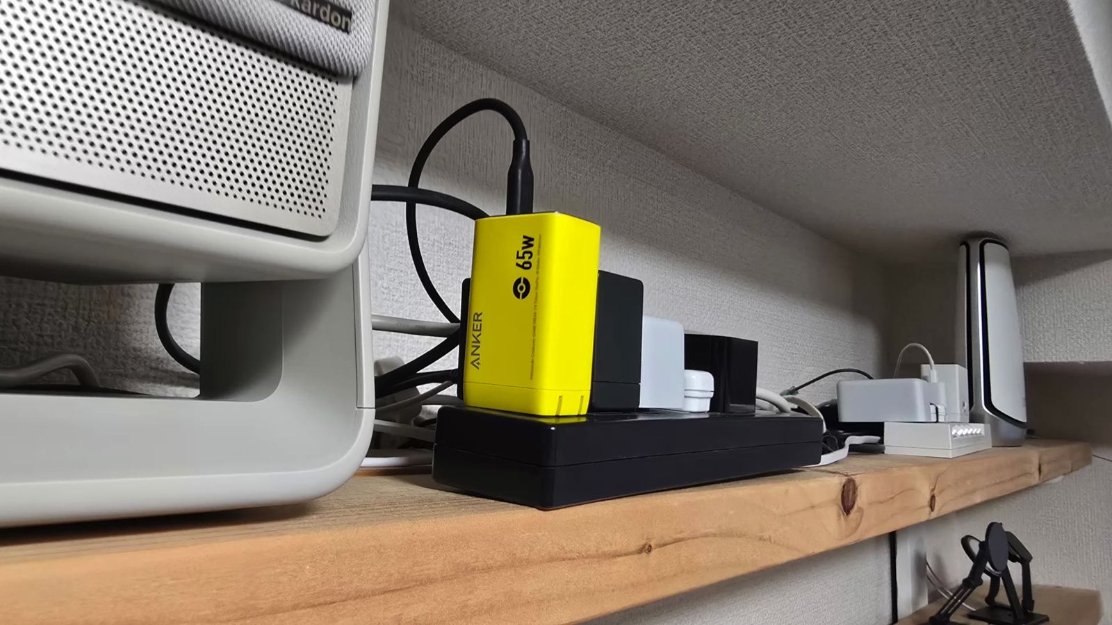 棚の上の65W充電器とKhadas Mind。これだけで動く