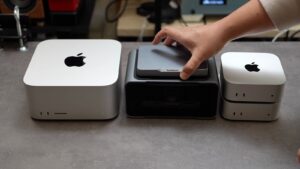 Khadas Mindを拡張モジュールにカチッと合体させる。Mac StudioとMac miniが並ぶデスクで
