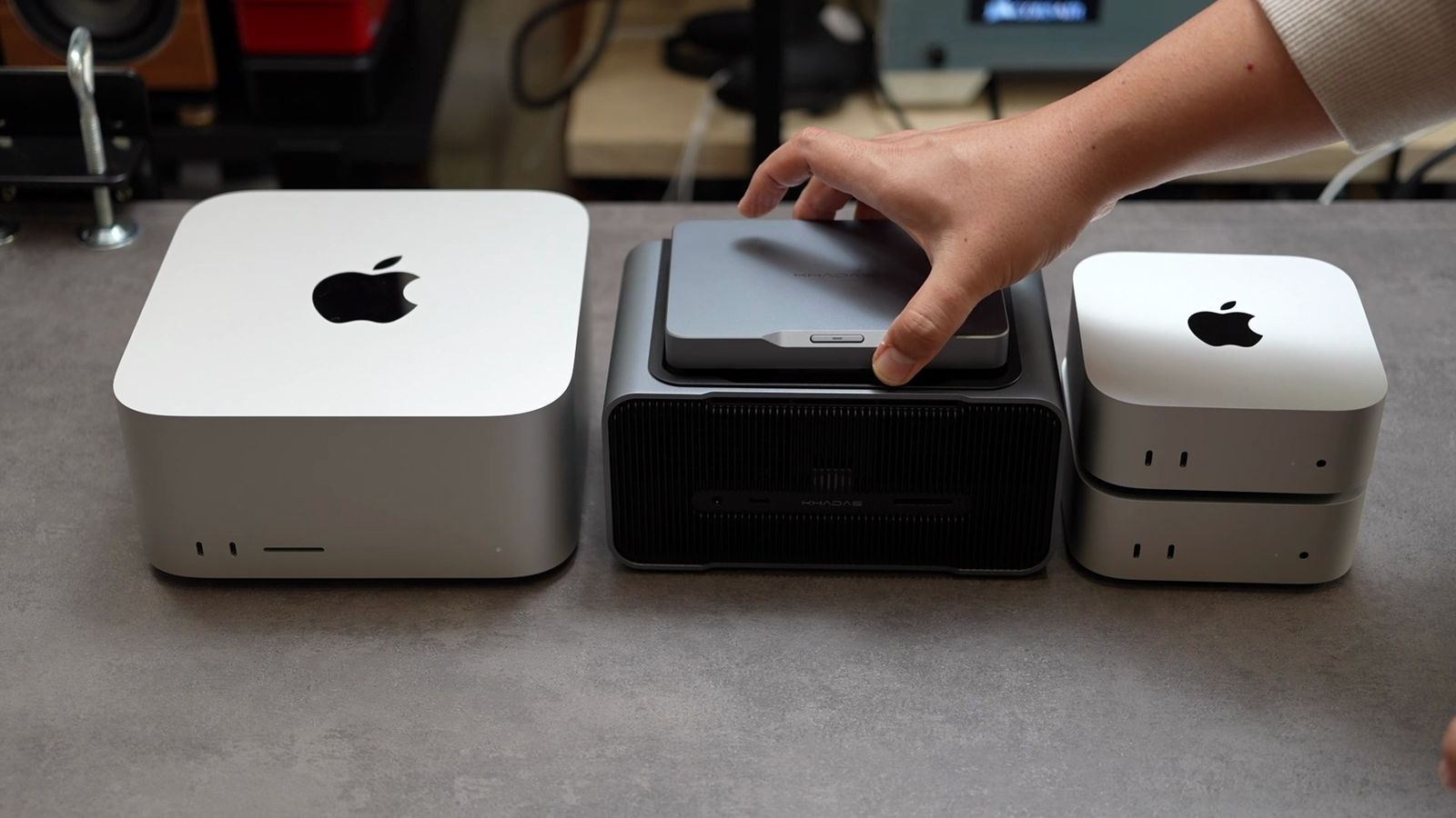 Khadas Mindを拡張モジュールにカチッと合体させる。Mac StudioとMac miniが並ぶデスクで