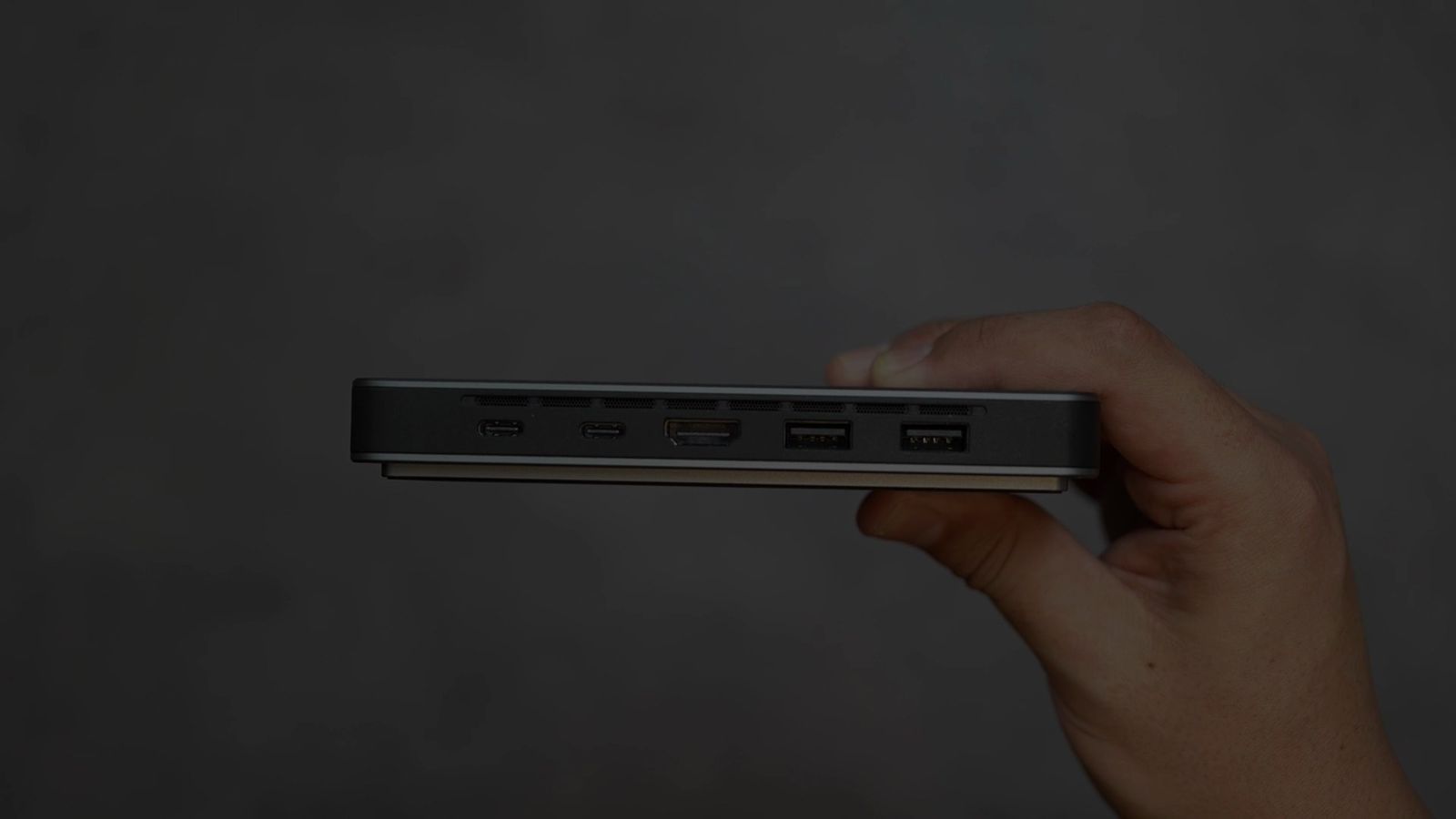 本体のポートはUSB-C×2・USB-A×2・HDMI×1の5つのみ