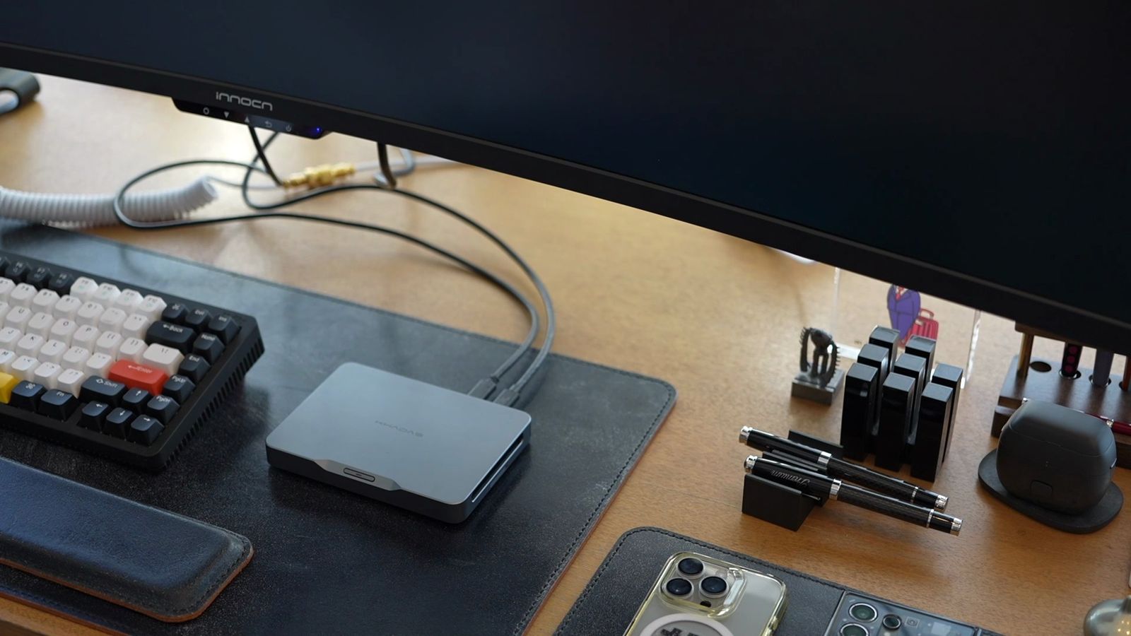 デスクに置いたKhadas Mind。大きめのスマホほどのカード型サイズ