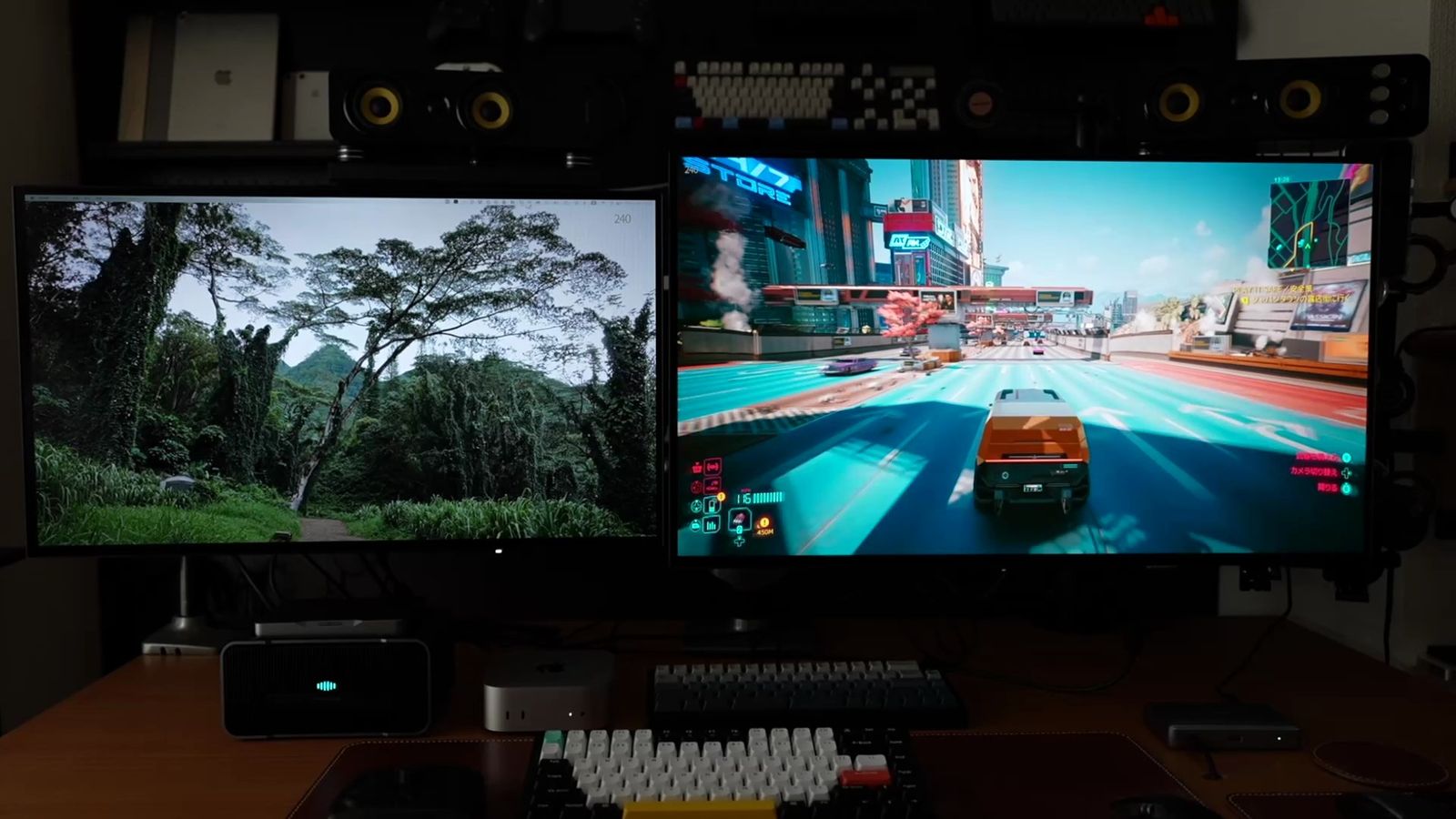 デスクに設置したKTC G32P5と27インチモニターの全景