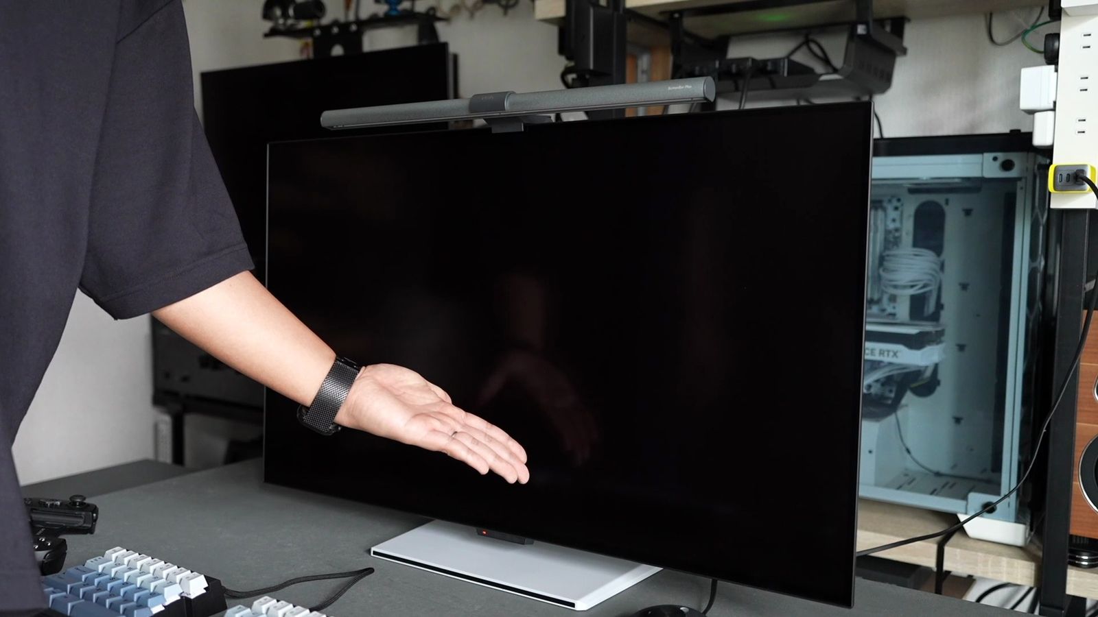 電源オフのG32P5。手をかざしても映り込みがほぼない