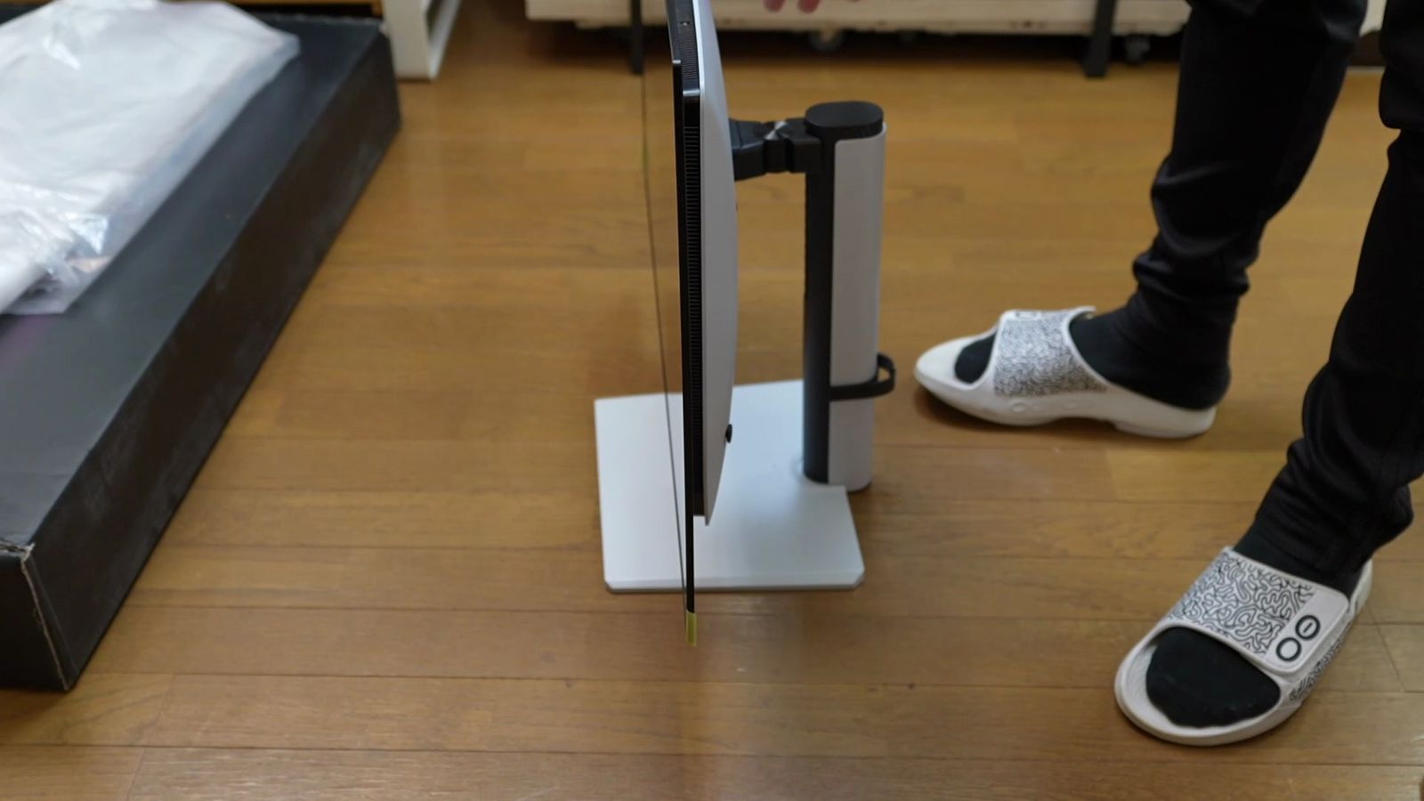 真横から見たG32P5の極薄パネル