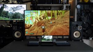 KTC G32P5を中心にしたデスク全景。両脇のスピーカーと鮮やかなゲーム画面