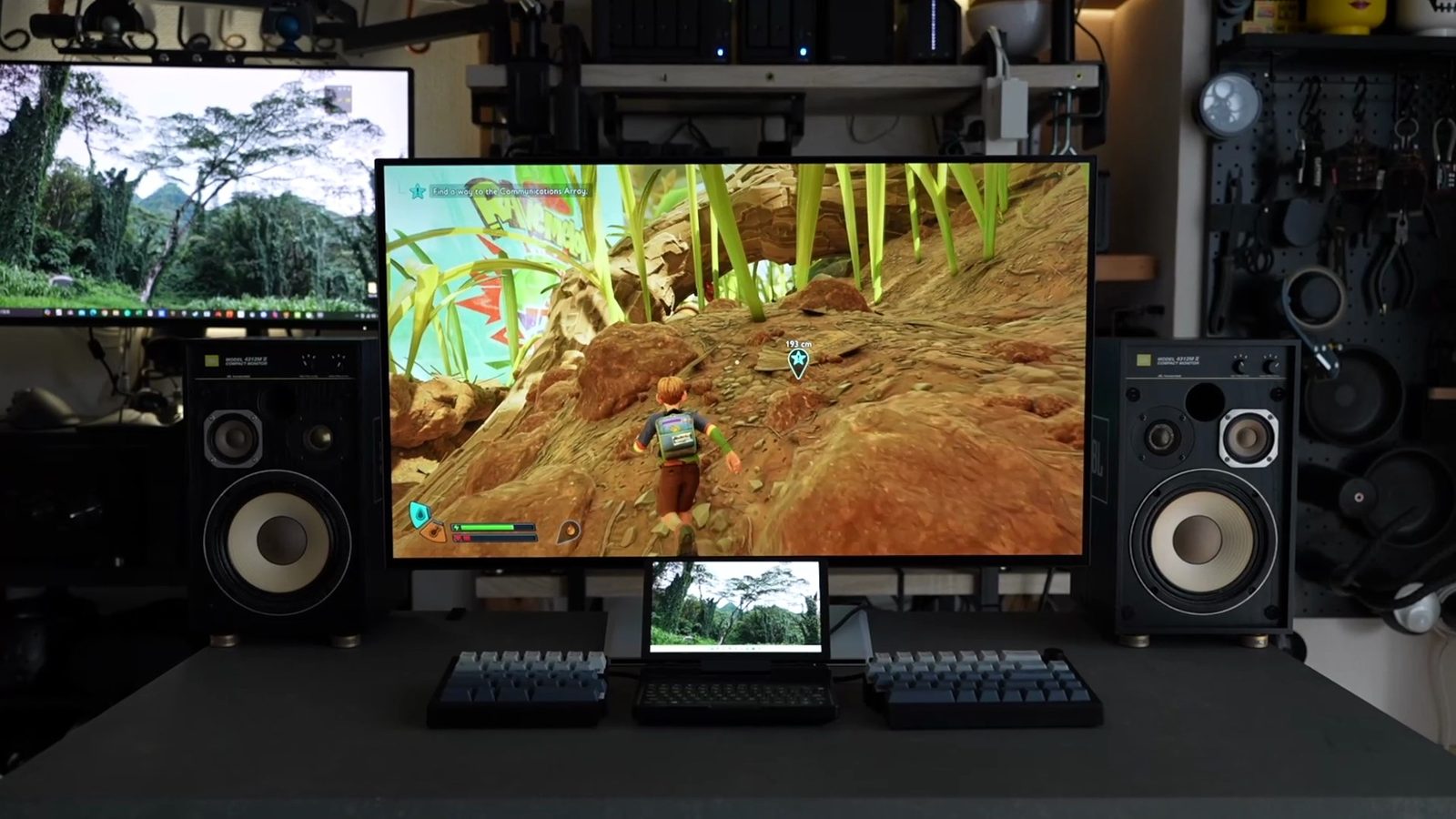 KTC G32P5を中心にしたデスク全景。両脇のスピーカーと鮮やかなゲーム画面