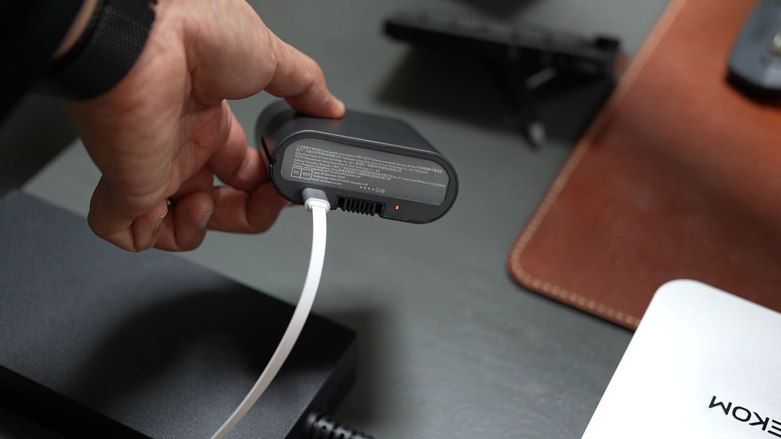 着脱式バッテリーをUSB-Cケーブルで充電しているところ