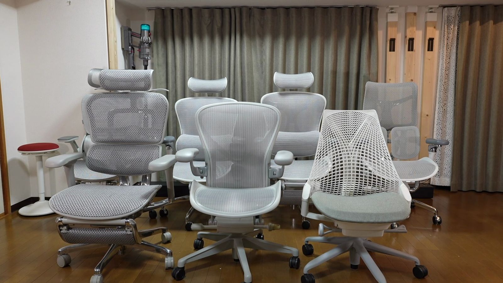 使い比べてきた他社のオフィスチェアを並べたところ