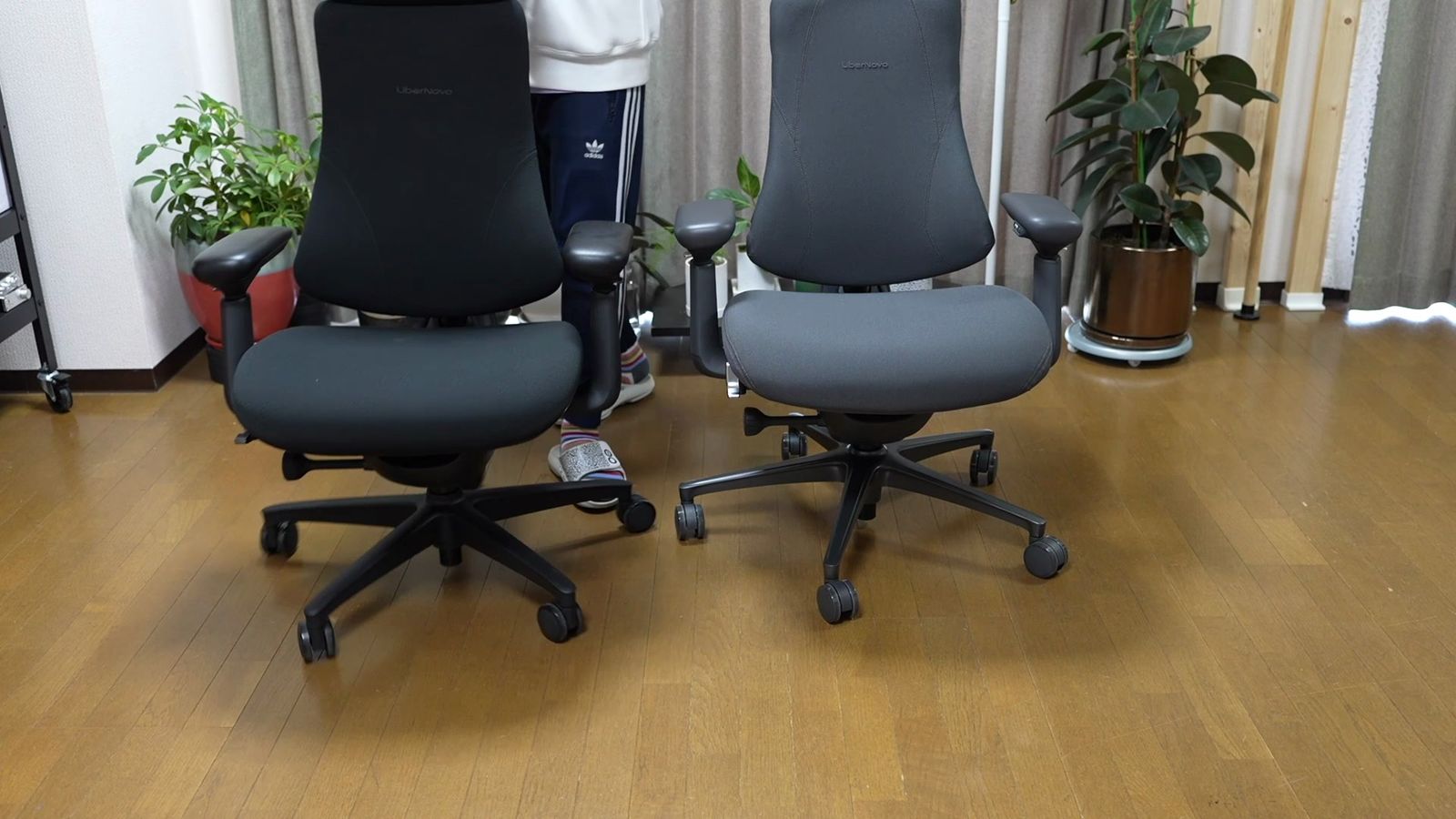 黒とグレーのLiberNovo Omniを並べたところ