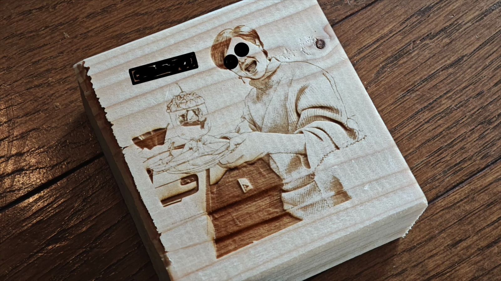 写真をイラスト化して木箱に彫刻したもの
