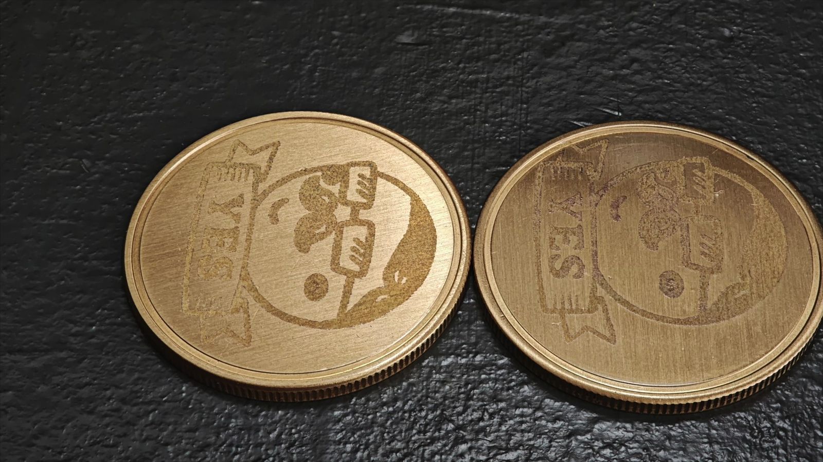 周波数を変えて彫刻した真鍮コイン2枚